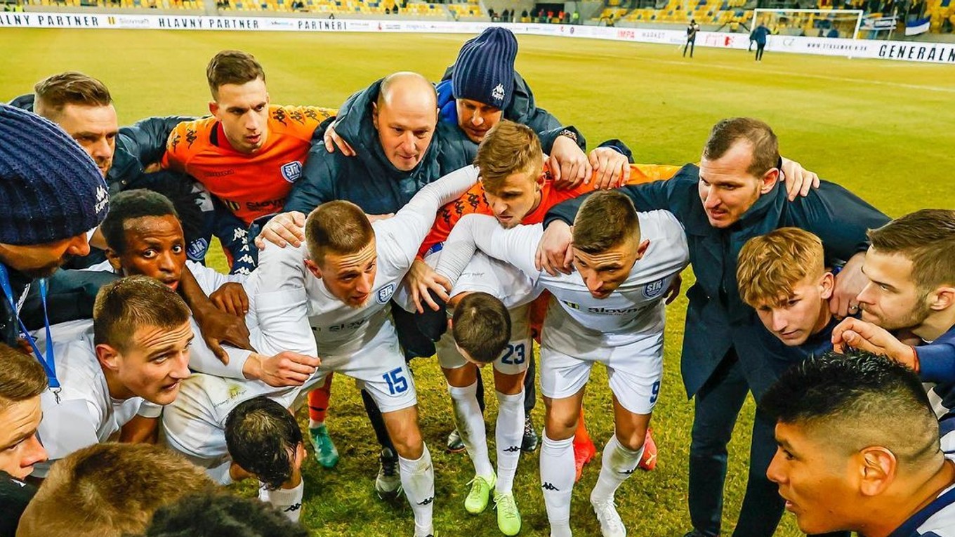 Futbalisti Šamorína v zápase so Slovanom Bratislava. 