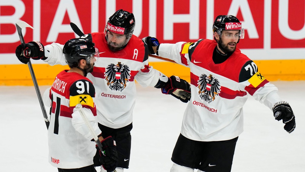Peter Schneider, Dominique Heinrich a Benjamin Nissner oslavujú gól v zápase Nórsko - Rakúsko na MS v hokeji 2024. 