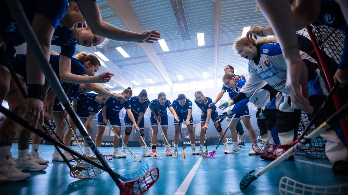 Slovenské florbalistky počas turnaja Six Nations Floorball Challenge.