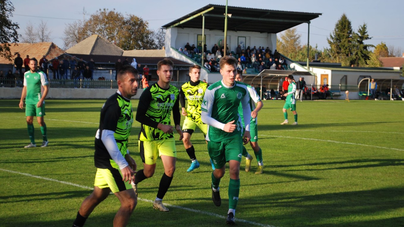 V piatoligovom derby Tvrdošovce - Šurany zvíťazili vysoko 5:1 Tvrdošovčania (v zelenom).