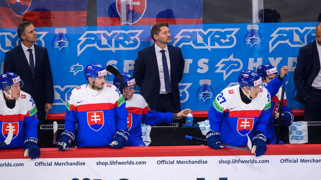 Tréner Vladimír Országh na lavičke počas zápasu Slovensko - Švédsko v skupine A na MS v hokeji 2025.