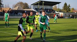 V piatoligovom derby Tvrdošovce - Šurany zvíťazili vysoko 5:1 Tvrdošovčania (v zelenom).