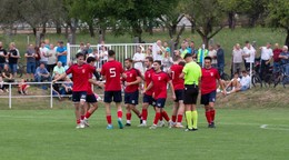 Futbalisti Nitrianskeho Rudna sa tešia z gólu v zápase 2. kola Slovnaft Cupu proti Prievidzi. 