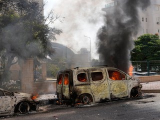 Horiace autá na ulici po tom, ako ich zasiahli rakety vystrelené z pásma Gazy v izraelskom meste Aškelon. 