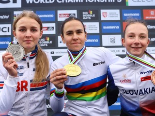 Medailistky z MS v cyklokrose 2024 v kategórii junioriek, zľava Cat Fergusonová, Célia Geryová a Viktória Chladoňová. 