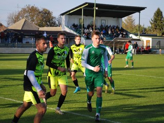 V piatoligovom derby Tvrdošovce - Šurany zvíťazili vysoko 5:1 Tvrdošovčania (v zelenom).