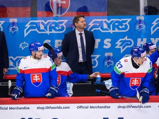 Tréner Vladimír Országh na lavičke počas zápasu Slovensko - Švédsko v skupine A na MS v hokeji 2025.
