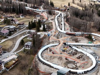 Cortina Sliding Center pre body, sánkovanie a skeleton - rozostavané dejisko ZOH 2026 v Cortina d'Ampezzo.