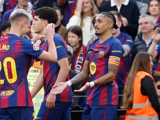 Barcelona oslavuje gól. 