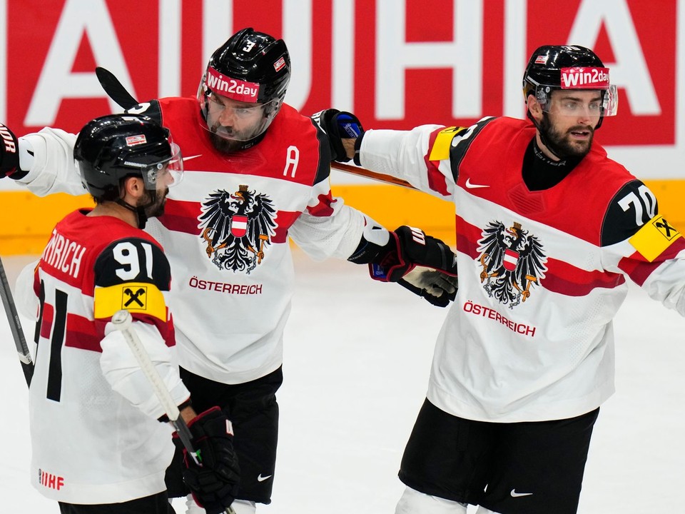 Peter Schneider, Dominique Heinrich a Benjamin Nissner oslavujú gól v zápase Nórsko - Rakúsko na MS v hokeji 2024. 