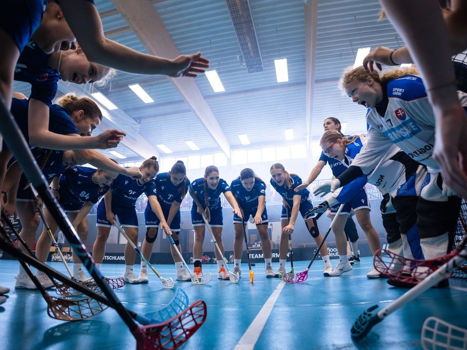 Slovenské florbalistky počas turnaja Six Nations Floorball Challenge.