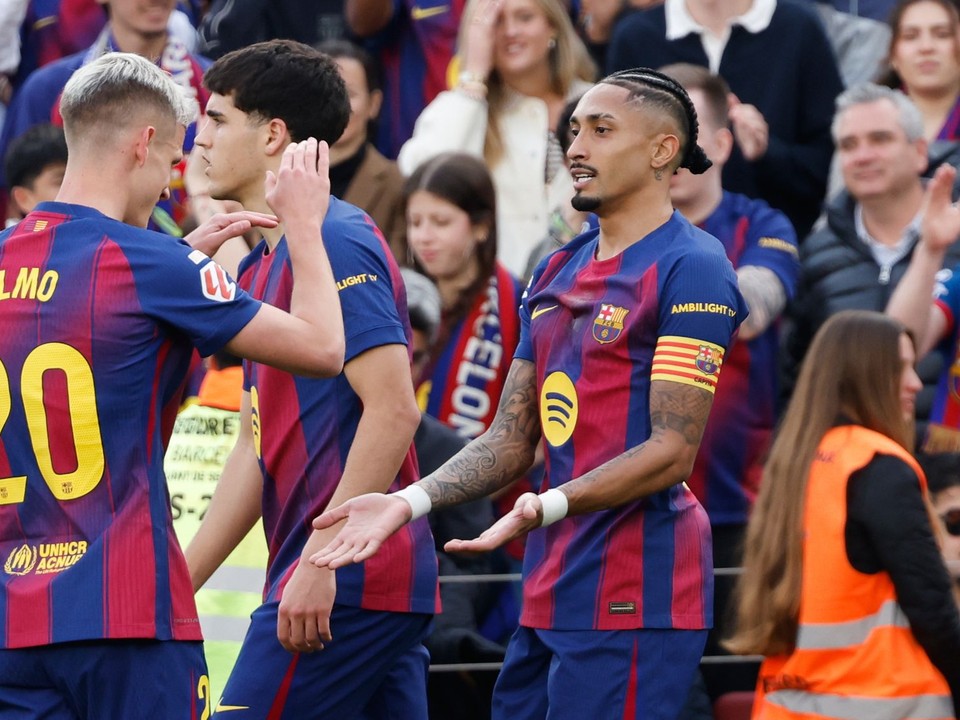 Barcelona oslavuje gól.