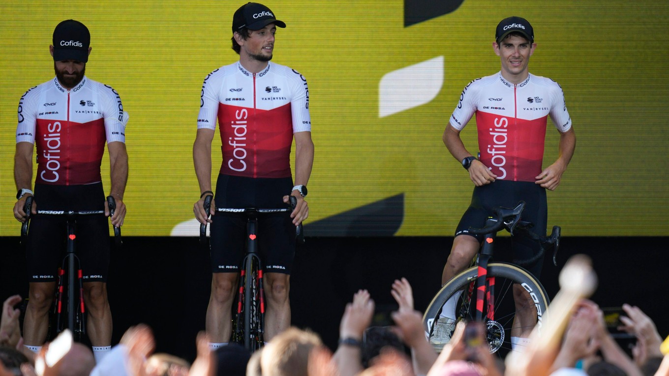 Guillaume Martin (vpravo) počas prezentácie tímov pred štartom Tour de France.