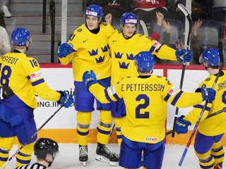 Švédi sa tešia po strelenom góle v zápase o bronz Švédsko - USA na MS v hokeji do 20 rokov 2023.