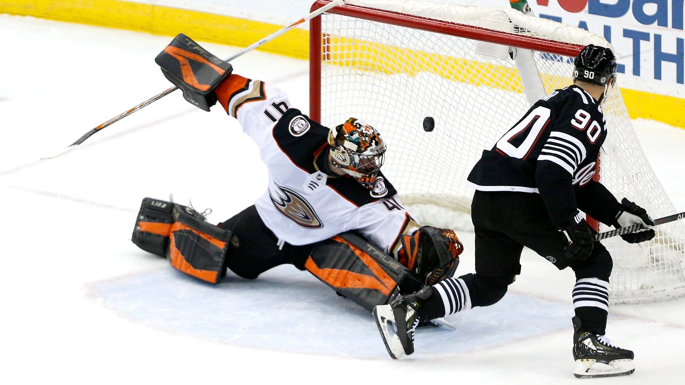 Tomáš Tatar strieľa gól v drese New Jersey Devils.