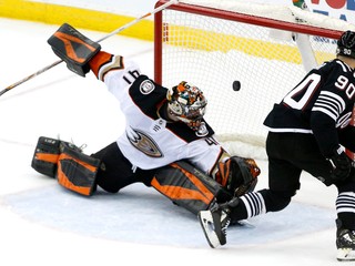 Tomáš Tatar strieľa gól v drese New Jersey Devils.