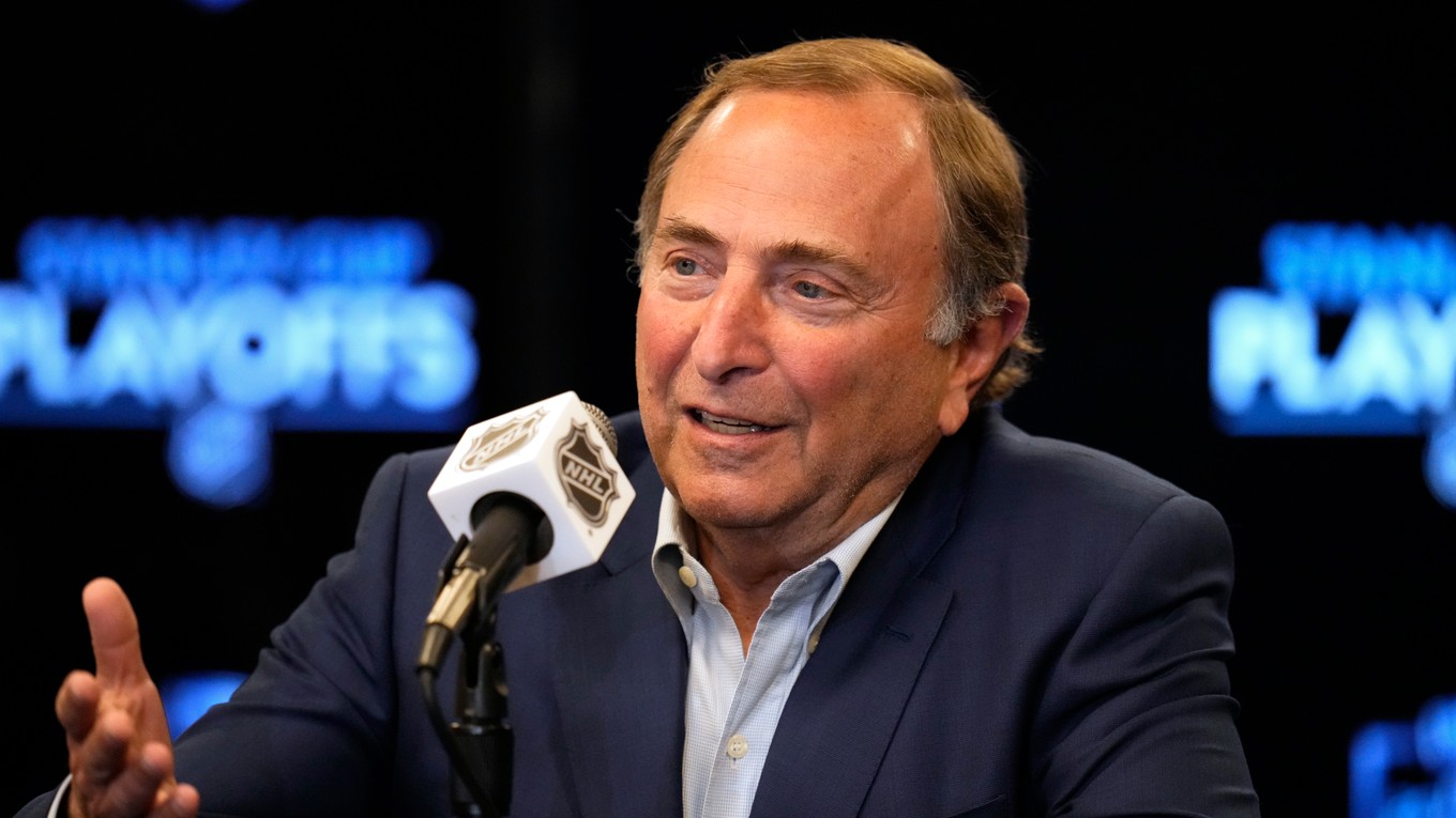 Komisár NHL Gary Bettman.