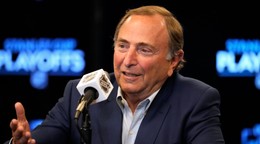 Komisár NHL Gary Bettman.