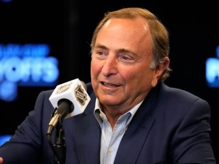 Komisár NHL Gary Bettman.