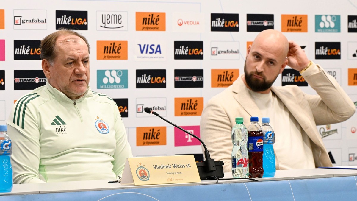 Na snímke zľava tréner ŠK Slovan Bratislava Vladimír Weis st.