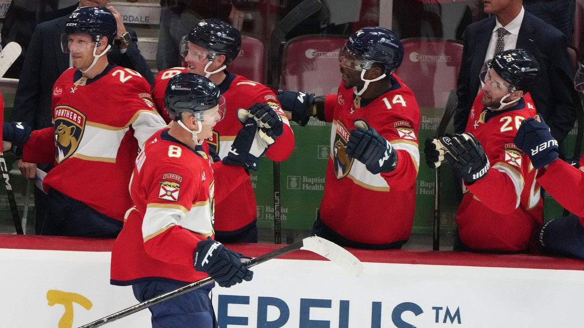 Brady Tkachuk (8) oslavuje gól.
