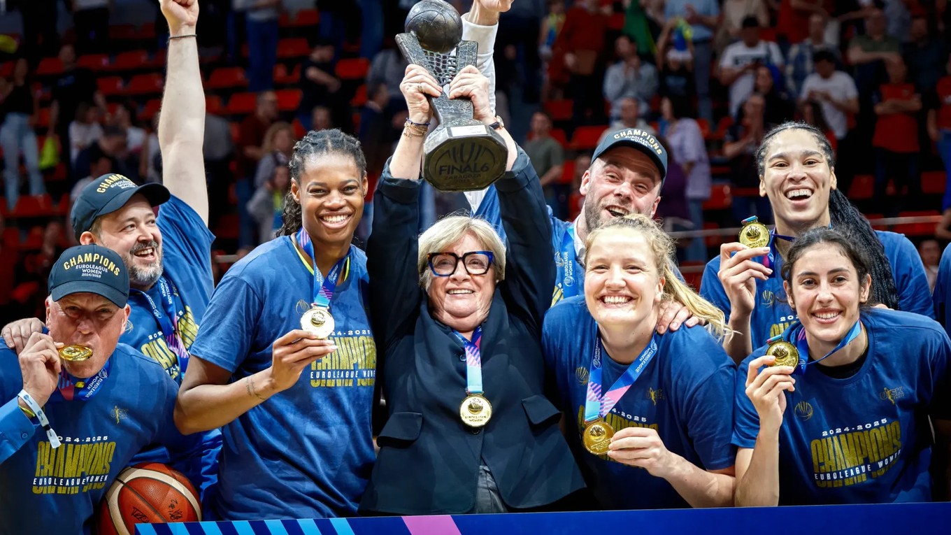 Natália Hejková s trofejou pre víťaza basketbalovej Euroligy. 