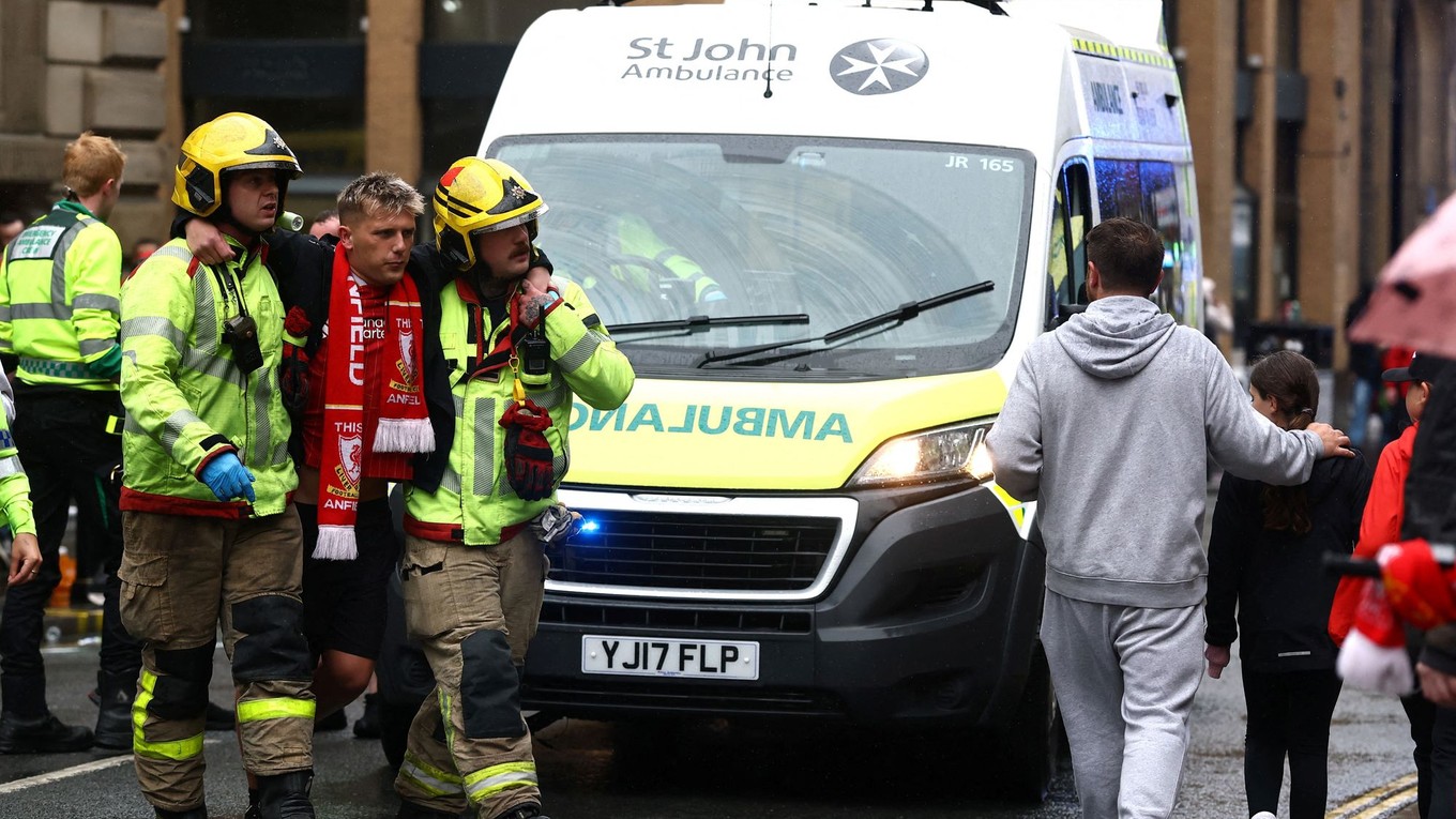 Situácia po náraze auta do ľudí počas osláv klubu Liverpool FC v uliciach mesta po zisku titulu v Premier League.