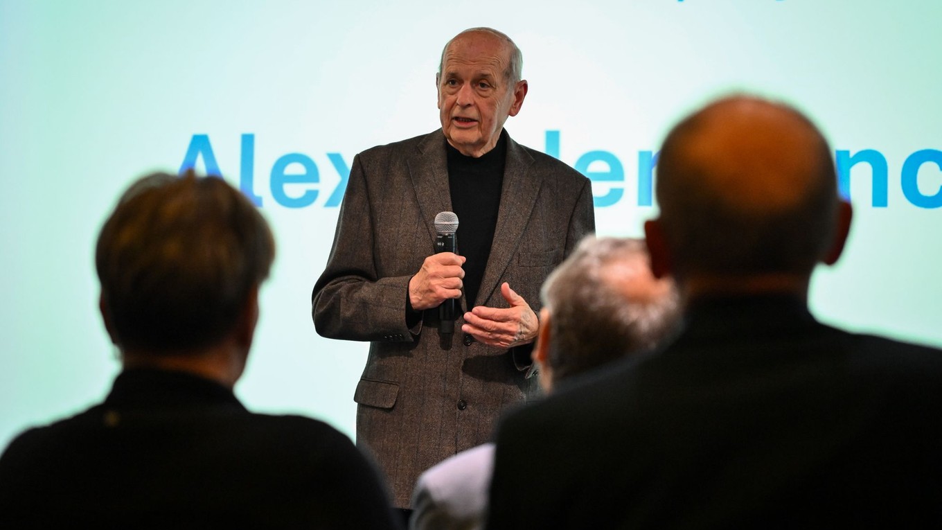 Legendárny futbalový brankár Alexander Vencel st. si prevzal cenu Fair play.