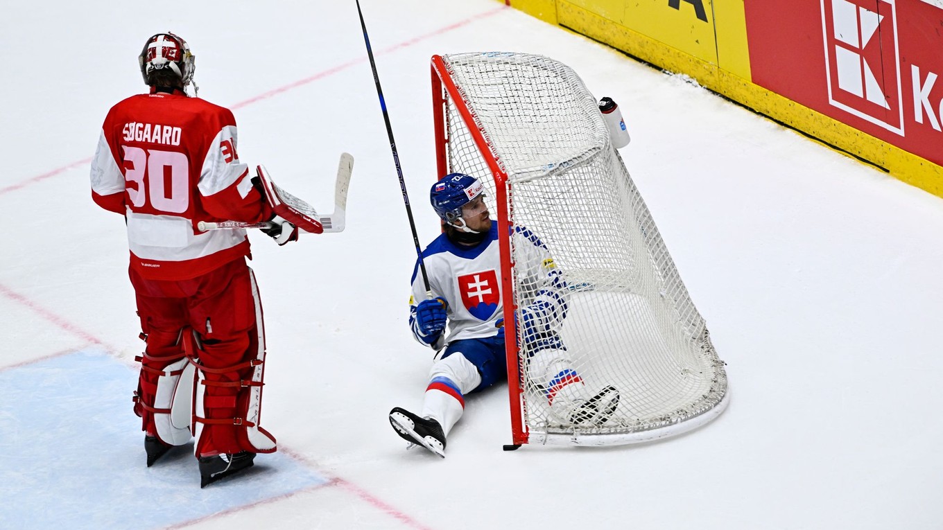 Vpravo Kristián Pospíšil (Slovensko) a brankár Mads Sögaard (Dánsko)