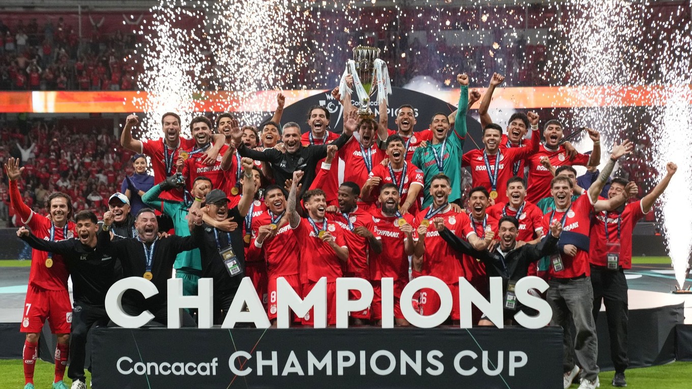 Futbalisti Deportivo Toluca oslavujú zisk trofeje
