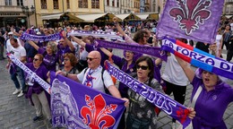 Na snímke fanúšikovia Fiorentiny spievajú na Staromestskom námestí v Prahe pred zápasom finále Európskej konferenčnej ligy vo futbale AC Fiorentina - West Ham United.
