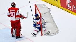 Vpravo Kristián Pospíšil (Slovensko) a brankár Mads Sögaard (Dánsko)