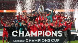 Futbalisti Deportivo Toluca oslavujú zisk trofeje