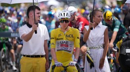 Slovinský cyklista Tadej Pogačar v žltom drese celkového lídra.