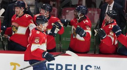 Brady Tkachuk (8) oslavuje gól.