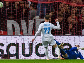 Aleksandar Čavrič strieľa gól v zápase OSC Lille - Slovan Bratislava.