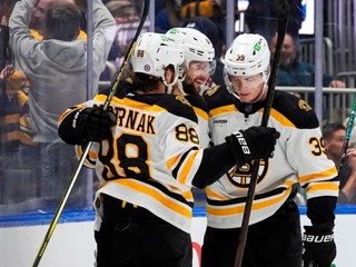 Pavel Zacha, David Pastrňák a Morgan Geekie sa tešia po strelenom góle v drese Boston Bruins.