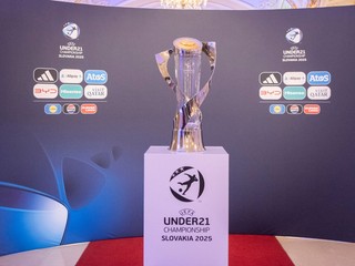 Trofej pre majstra Európy 2025 vo futbale do 21 rokov pred žrebom.