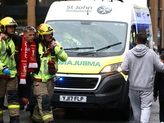 Situácia po náraze auta do ľudí počas osláv klubu Liverpool FC v uliciach mesta po zisku titulu v Premier League.