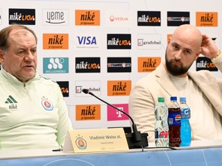 Na snímke zľava tréner ŠK Slovan Bratislava Vladimír Weis st.