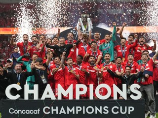 Futbalisti Deportivo Toluca oslavujú zisk trofeje