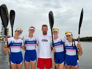 Na snímke slovenský ženský štvorkajak zľava Bianka Sidová, Hana Gavorová, Sofia Bergendiová, Réka Bugárová a tréner Eugen Honti (uprostred).