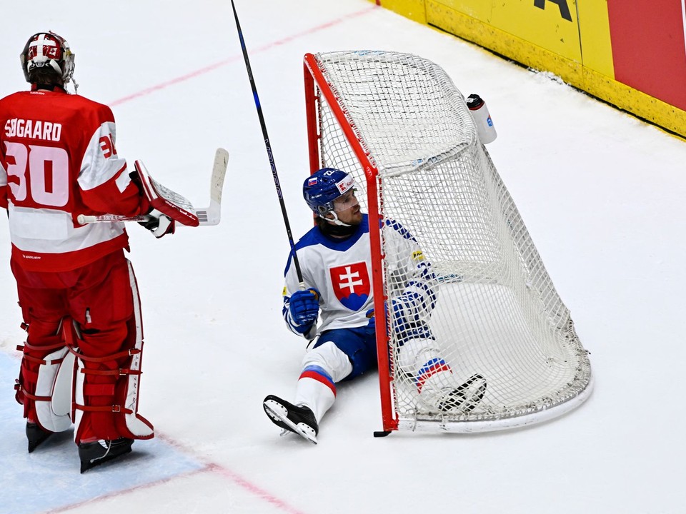 Vpravo Kristián Pospíšil (Slovensko) a brankár Mads Sögaard (Dánsko)
