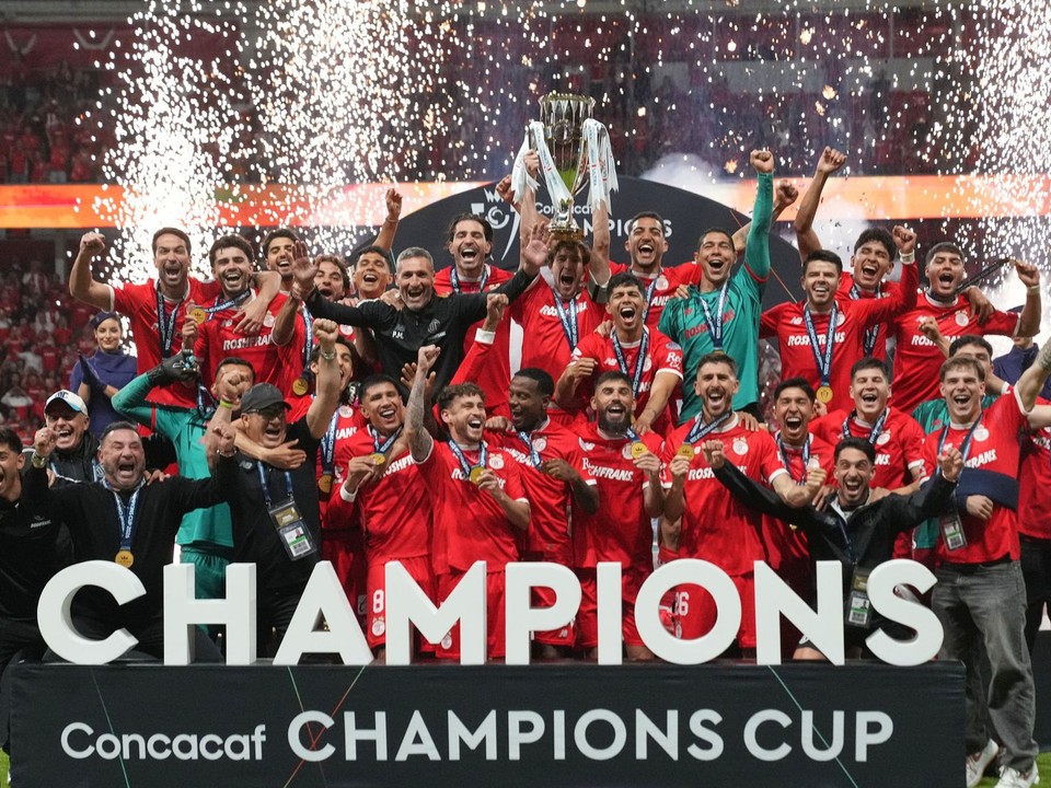 Futbalisti Deportivo Toluca oslavujú zisk trofeje