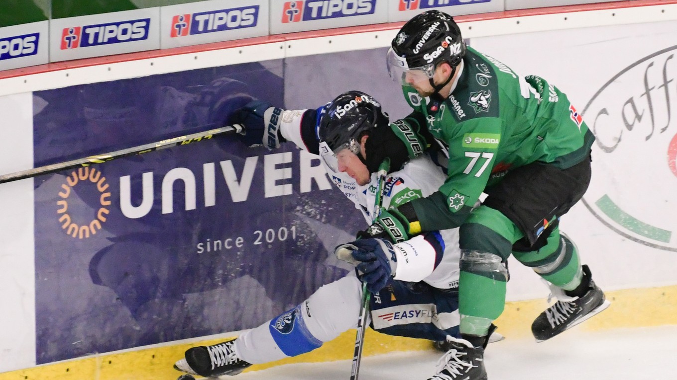 Samuel Mlynarovič (vľavo) a Benjamin Johnson v zápase HC Mikron Nové Zámky - HK Poprad.