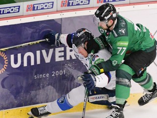 Samuel Mlynarovič (vľavo) a Benjamin Johnson v zápase HC Mikron Nové Zámky - HK Poprad.