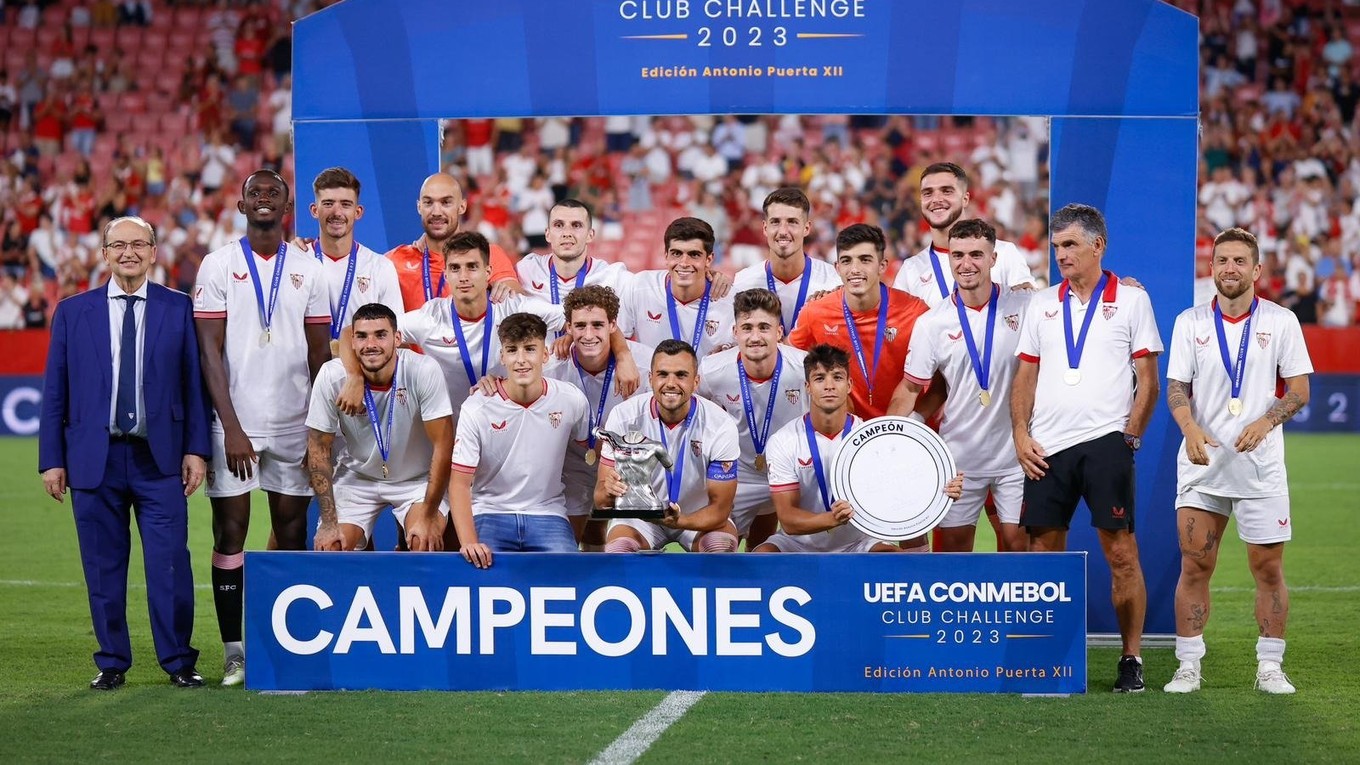 FC Sevilla s trofejou pre víťaza súťaže Club Challenge.