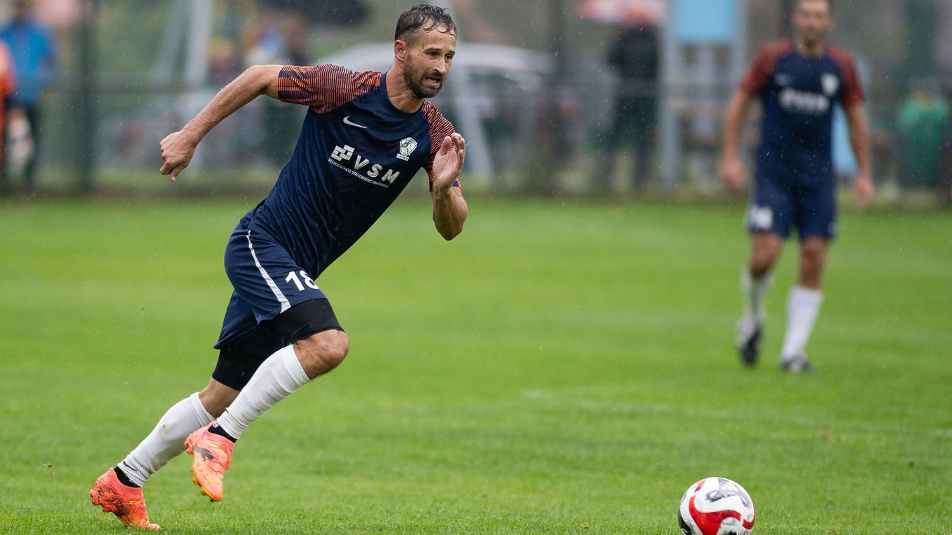 Hráč TJ Družstevník Látky Ján Kubiš.