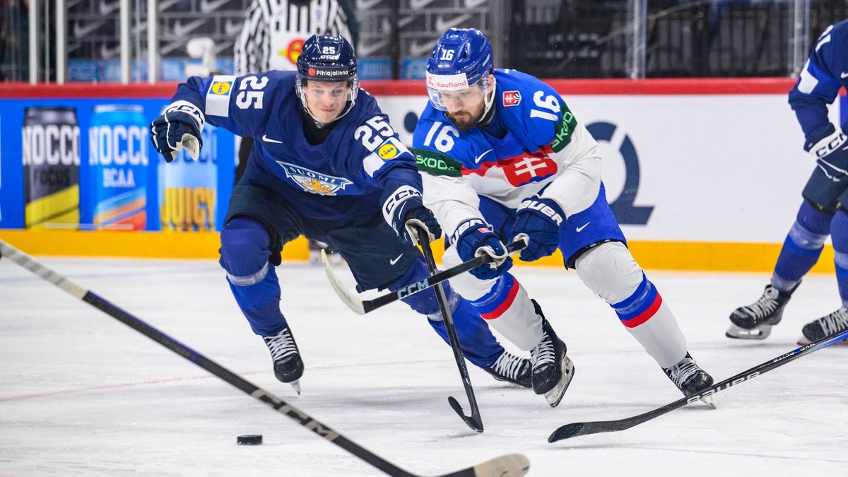 Robert Lantoši a Joona Ikonen počas zápasu Slovensko - Fínsko na MS v hokeji 2025. 