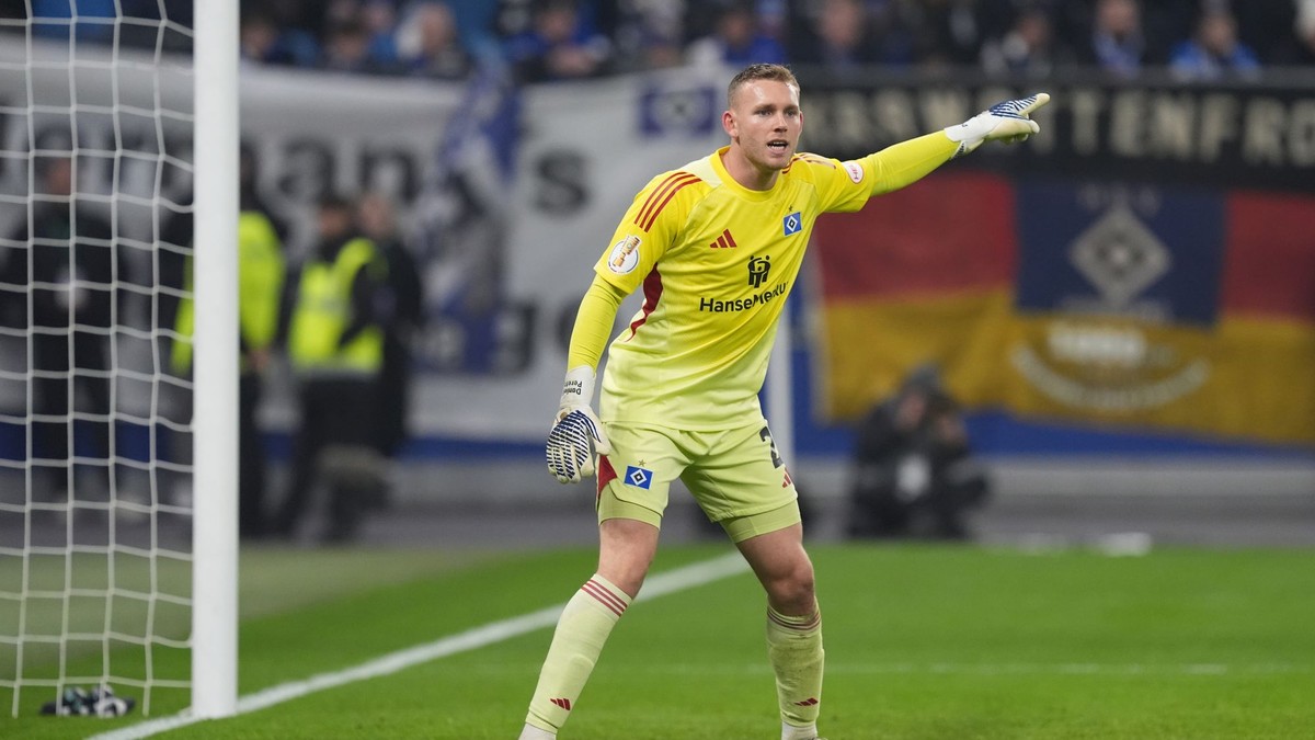 Na archívnej snímke z 3. decembra 2025 brankár Daniel Peretz (Hamburger SV) reaguje počas osemfinálového zápasu Nemeckého pohára.